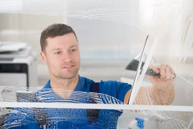 Prestataire pour nettoyage de vitres de locaux professionnels à Villeneuve-d'Ascq, Villeneuve-d'Ascq, Vitro'Clean